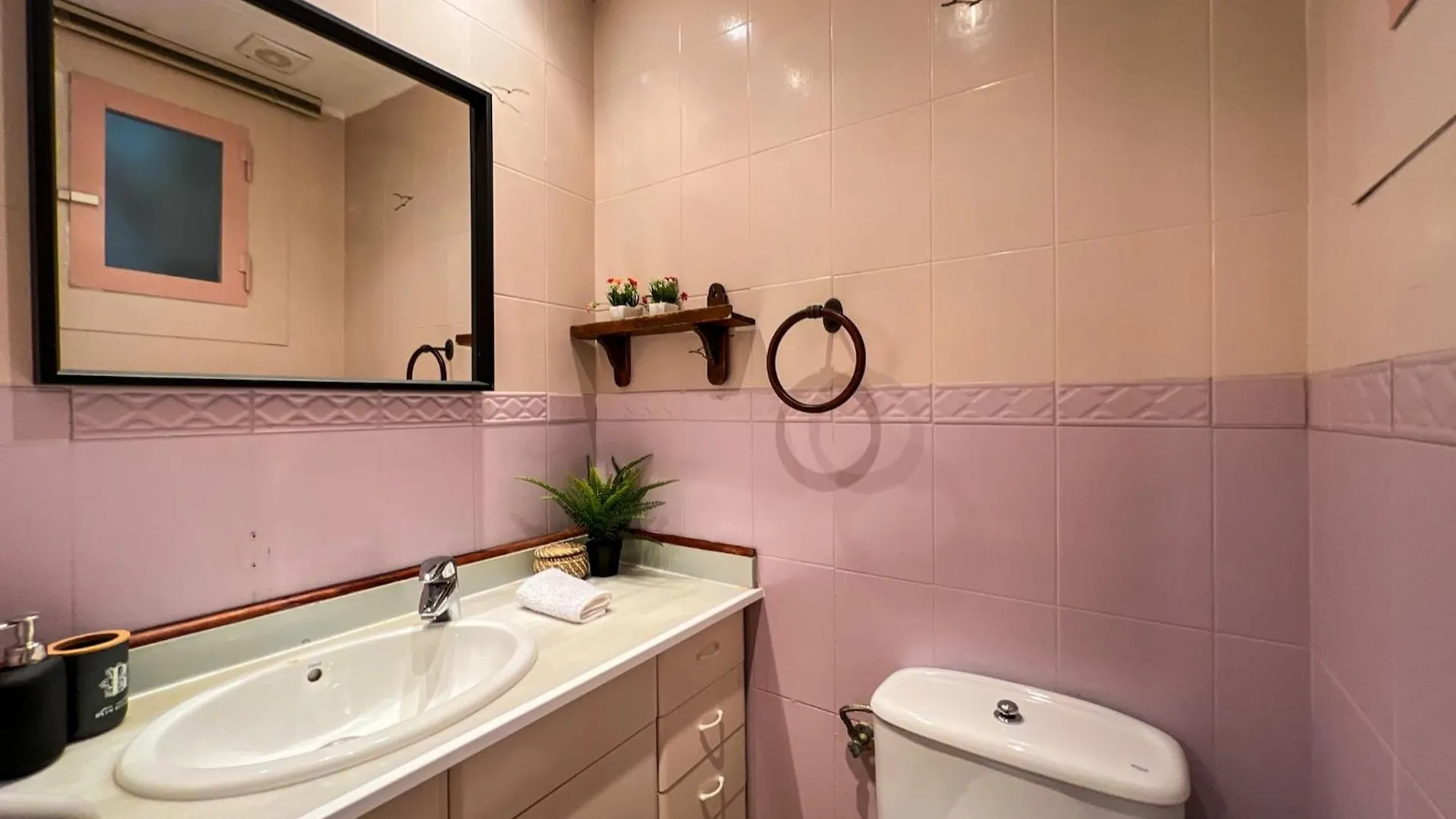 Apartamento Charming Coastal Stay Near Shops & Sea Calella