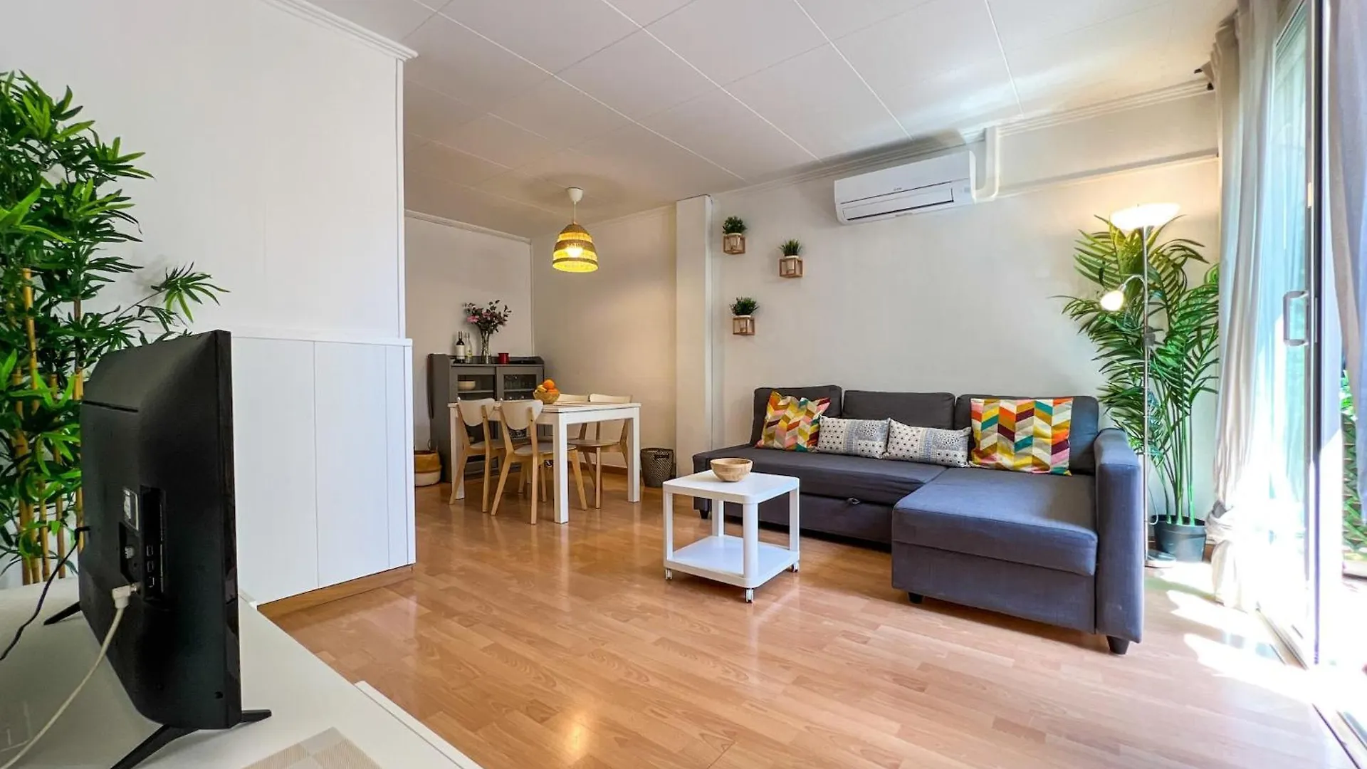 Charming Coastal Stay Near Shops & Sea Calella