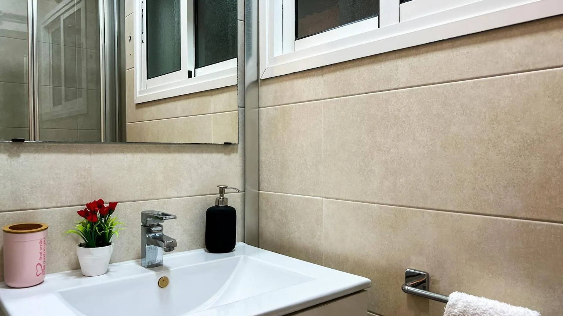 Charming Coastal Stay Near Shops & Sea Calella 0*,